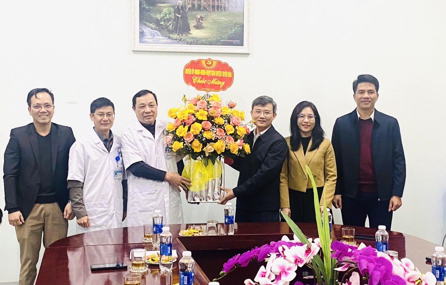  Đồng chí Đinh Tiến Dũng, Phó Chủ tịch UBND huyện thăm đơn vị nhân ngày ...